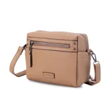 Bandolera color beige con correa larga regulable, cierre principal y bolsillos interiores. Cuenta con un bolsillo frontal y otro posterior con cierres, además de bolsillos laterales.