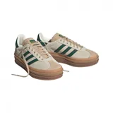 Championes Adidas Gazelle Bold para mujer. Capellada de gamuza color crema con detalles en verde oscuro y suela de goma color caramelo.