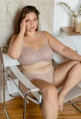 Bralette de encaje floral color rosa, marca Montelle. Sin aro ni relleno, con forro interno de microtul elastizado. Breteles regulables y cierre trasero con tres posiciones.