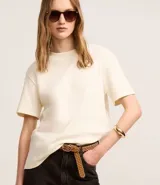 Remera de manga corta color crema, con cuello redondo y confeccionada en suedine de algodón peruano.