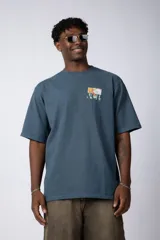 Remera negra de corte oversize con estampado en el pecho que reinterpreta la obra de Claude Monet.