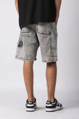 Bermuda de jean celeste, corte mom y estilo carpintero, con bolsillos laterales y traseros.