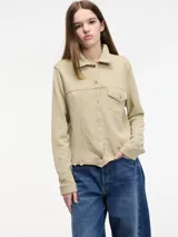 Sobrecamisa color beige de algodón, con broches metálicos en la parte delantera, bolsillo con solapa y cuello camisero.