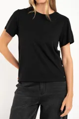 Remera negra con pequeños brillos, corte holgado y mangas cortas.