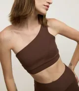 Top deportivo marrón de microfibra acanalada, con un solo tirante ancho, corte asimétrico y copas removibles.