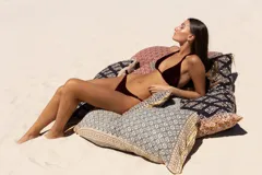 Conjunto de bikini de terciopelo color borgoña, compuesto por un corpiño triangular con tirantes finos y una bombacha cavada.