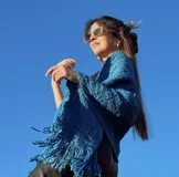 Chal de lana merino tejido a mano en telares manuales, color azul.