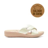 Sandalia de cuero negra con tiras cruzadas, plantilla acolchada color beige y suela de goma negra.