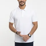Chomba Arrow de piqué blanca, con cuello polo, manga corta, aberturas laterales y calce regular.