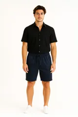Bermuda verde militar de algodón, con cintura elástica ajustable con cordón.