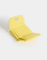 Billetera cuadrada de cuerina color negro con cierre de broche metálico. Cuenta con compartimentos para tarjetas y billetes.