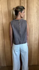 Chaleco color crudo con cuello redondo y costuras a la vista.