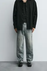 Pantalón de jean celeste de corte amplio con efecto lavado. Tiene cinco bolsillos y costuras frontales en las piernas.