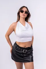 Top blanco con escote halter y espalda descubierta.