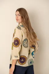 Camisa estampada de manga larga con cuello clásico y cierre frontal con botones.
