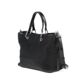 Cartera tipo shopper color negro, confeccionada en símil cuero texturizado. Tiene doble asa de mano, correa bandolera regulable y herrajes plateados. El acceso es con cierre y cuenta con un compartimento principal con un bolsillo interno con cierre y dos bolsillos abiertos. El interior está forrado en tela de algodón y poliéster.
