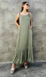 Vestido largo verde con tirantes ajustables y falda de volantes.