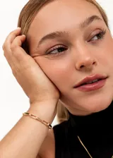 Pulsera de baño en oro de 18k, con eslabones alargados y diseño minimalista.