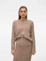 Sweater de punto color beige, con cuello redondo, mangas largas y puños acanalados.