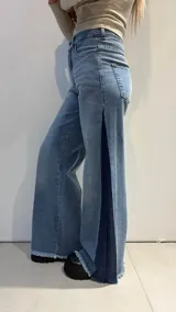 Pantalón de jean wide leg con diseño patchwork en diferentes tonos de azul.
