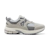 Championes deportivos American Sport Mila Men, color gris con detalles en blanco y negro. Capellada de malla y cuero sintético, con cordones y suela de goma.
