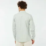Camisa de vestir de hombre, a rayas verticales color verde claro y blanco, de corte clásico, con cuello abotonado y mangas largas.
