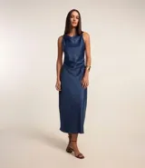 Vestido midi sin mangas confeccionado en tejido con efecto satinado color azul. Posee escote drapeado además de fruncido en el cuerpo.