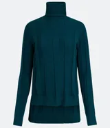 Suéter de punto color verde petróleo, con cuello alto y mangas largas. Tejido acanalado.