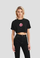 Remera cropped de algodón color blanco con estampado de media naranja en el pecho, corte holgado y cuello redondo.