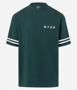 Remera de algodón color verde oscuro, corte relaxed, cuello redondo y manga corta. Presenta un pequeño estampado en el pecho con el texto "N.Y.U.S" en blanco y dos franjas blancas horizontales en cada manga.