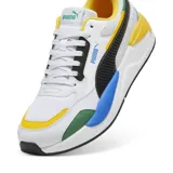 Championes Puma X-Ray 2 Square, color blanco con detalles en negro, amarillo, verde y azul.