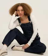 Mono jeans modelo peto confeccionado con algodón más sostenible. La prenda tiene piernas rectas, breteles anchos ajustables, bolsillo en el pecho y costuras contrastantes.