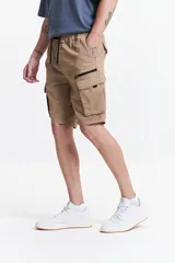 Bermuda cargo color beige con cintura elastizada, bolsillos cargo laterales y pasacinto. Confeccionada en algodón y spandex.