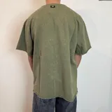 Remerón verde militar de corte oversize y tela rústica.