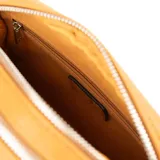 Bandolera color camel de cuero sintético con correa larga regulable. Tiene dos compartimentos internos, uno de ellos con cierre.