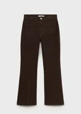 Pantalón de jean marrón de tiro medio, corte flare y diseño crop con dos bolsillos de parche frontales.