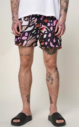 Short de baño negro con estampado abstracto en tonos naranja, lila y beige.
