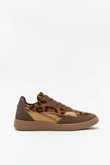 Zapatillas bajas de cuero sintético color marrón con estampado animal print y detalles metalizados.