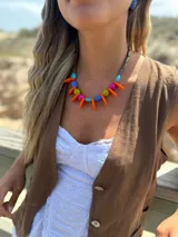 Collar corto con cuentas de cristal checo y piedras reconstituidas, cierre con ganchito y cadena de acero quirúrgico.