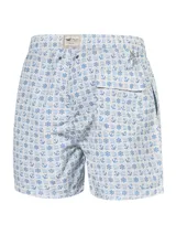 Short de baño celeste con estampado de caballitos de mar rosados. Tiene cintura elástica con cordón ajustable, bolsillos laterales y traseros.