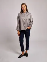 Camisa boxy de color violeta con cuello solapa y escote pico, de manga larga.