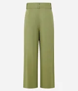 Pantalón pantalona color verde oliva, confeccionado en tejido orly con viscosa certificada. Presenta trabillas largas en la cintura, cierre tradicional, bolsillos y frisos delanteros. Incluye cinturón largo de tejido con hebilla irregular.