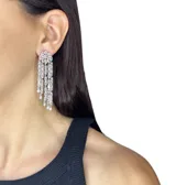 Aros largos plateados con forma de lágrima, con incrustaciones de zirconia y diseño de flecos.