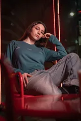 Remera de manga larga color celeste con cuello redondo y puños acanalados. Estampados con logos de la marca en el frente y texto en la manga.