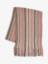 Bufanda tipo pañuelo con diseño zig zag multicolor característico de la marca Missoni.