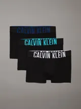 Pack de tres bóxers negros ajustados Calvin Klein de algodón y elastano, con cintura elástica azul con el logo de la marca en blanco.