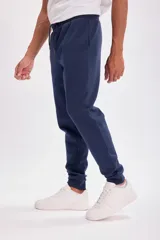 Pantalón deportivo tipo jogging azul marino, con cintura elástica y cordón ajustable.