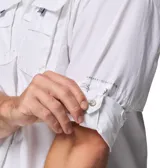 Camisa de manga larga blanca, de corte clásico, con cuello abotonado, cierre frontal con botones, dos bolsillos con cierre en el pecho, ventilación en la espalda y tecnología Omni-Shade UPF 50.