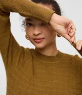 Suéter de manga larga color blanco hueso, confeccionado en punto texturizado con cuello redondo y puños y bajo acanalados. Contiene viscosa certificada en su composición.