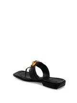 Sandalia tipo flip-flop color verde militar con detalle de cadena en la parte superior.